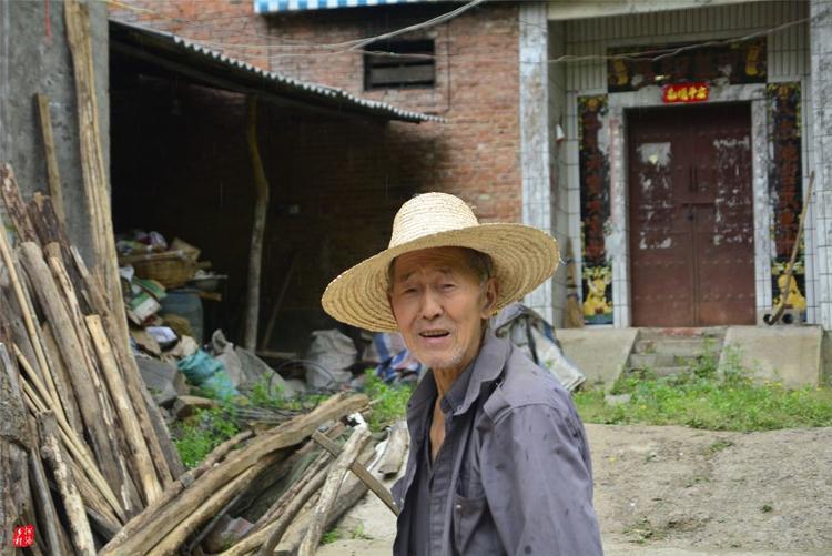 81歲老人養(yǎng)蜂半世紀(jì)，自創(chuàng)多種養(yǎng)蜂工具，怕蜜蜂丟失樹下睡3個(gè)月