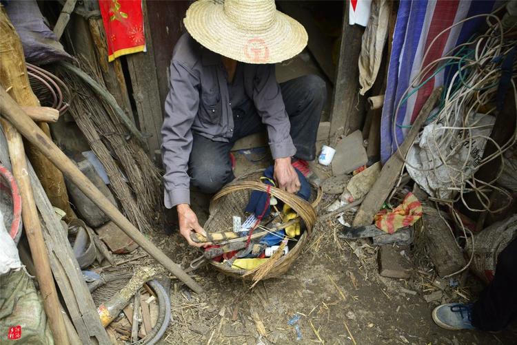81歲老人養(yǎng)蜂半世紀(jì)，自創(chuàng)多種養(yǎng)蜂工具，怕蜜蜂丟失樹下睡3個(gè)月