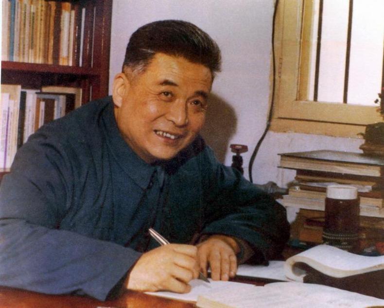 千里共同途！楊振寧百歲生日演講，他與鄧稼先的世紀友情讓人動容