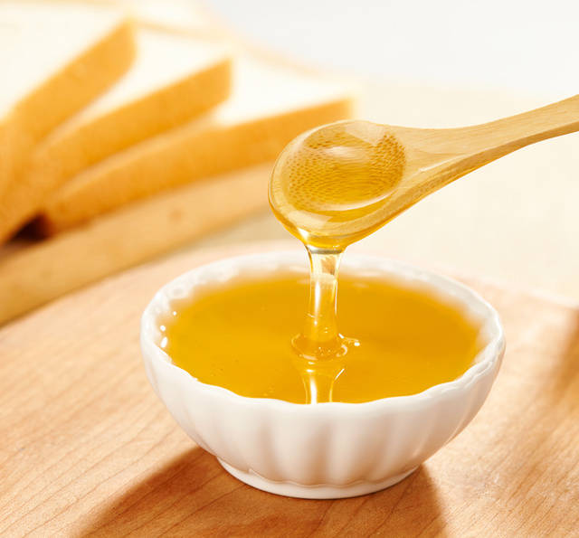 夢見吃蜂蜜是什么預(yù)兆（做夢夢見吃蜂蜜是什么意思）