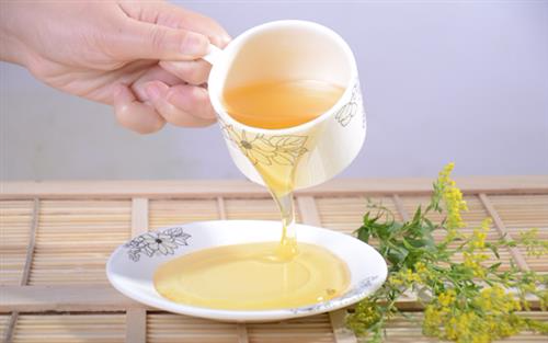 市面上的蜂蜜和成熟蜜的區(qū)別（市面上的蜂蜜多為“水蜜”，其營養(yǎng)比成熟蜜差多少）