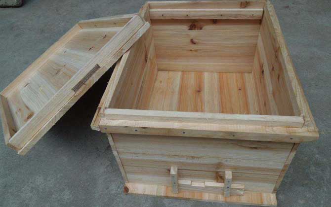 養(yǎng)蜜蜂專(zhuān)用工具有哪些？主要是蜂箱，其他還有隔王板、囚王籠等！