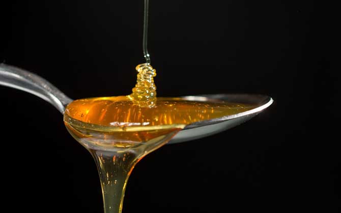 蜂蜜有酒味還能喝嗎？有酒味說(shuō)明蜂蜜已經(jīng)變質(zhì)了，最好不要食用！